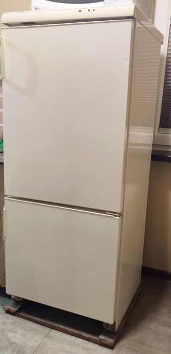 Холодильник Snaige в хорошем состоянии.