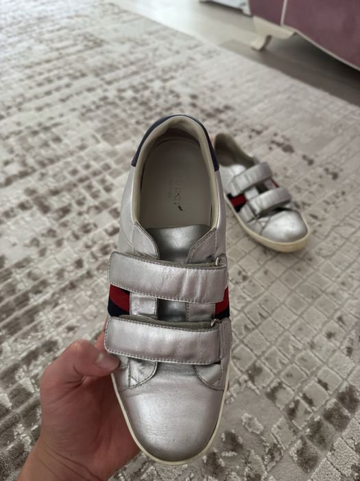 Vand adidasi Gucci