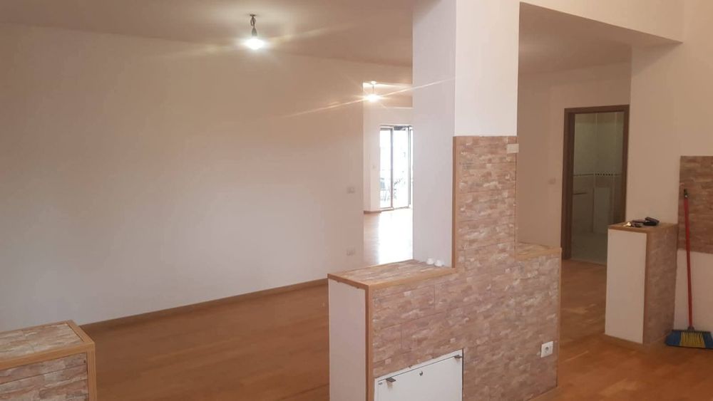 Vind sau închiriez apartament Decomandat, Mansardă .,Lift.Tel 0764749538.