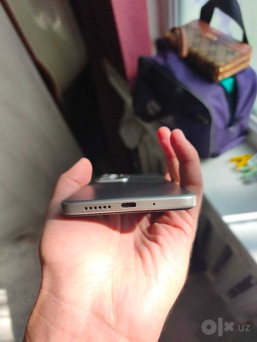 Redmi 15 Ayol kishi tutgan Idealniy telefon
