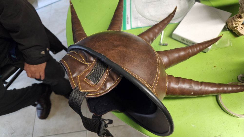 Шапка кожена атрактивна