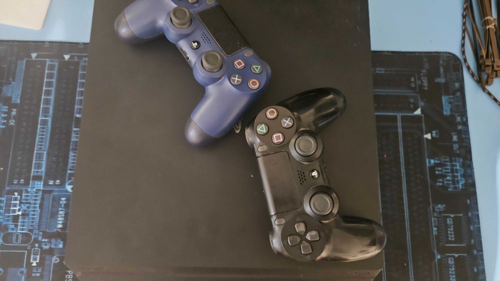 PlayStation 4 Pro CUH-7016B + 2 controllere + jocuri