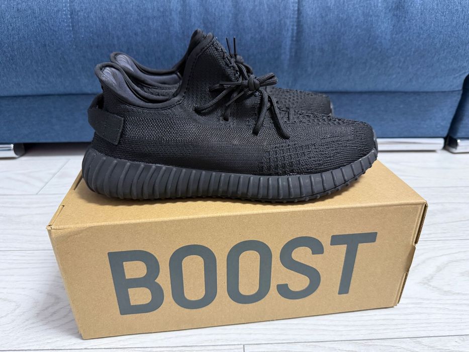 Yeezy 350 v2 black