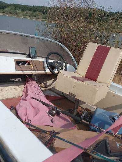 Моторна лодка с колесник и надуваем атракцион