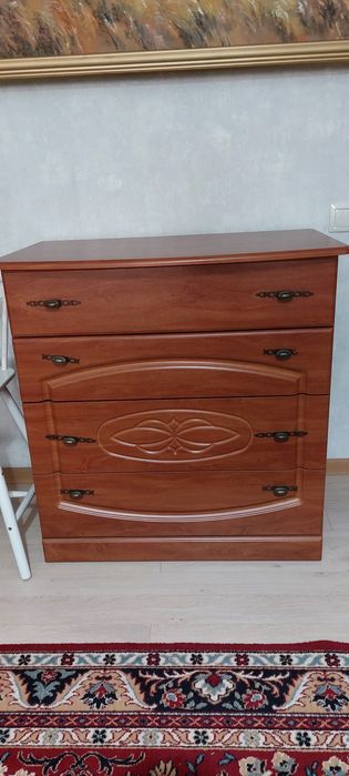 Продаю комод и две тумбочки