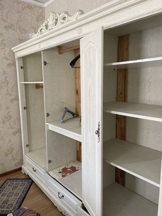 Продается Спальный гарнитур из массива дерева