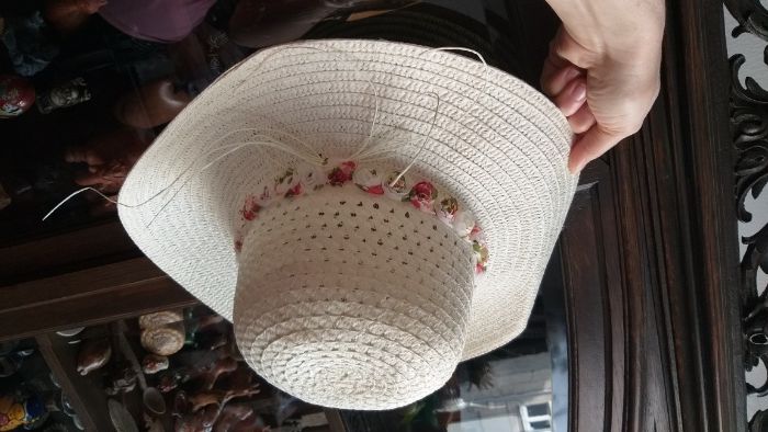 Palărie de soare albă cu fundă cu model floral. Madame Briolette.