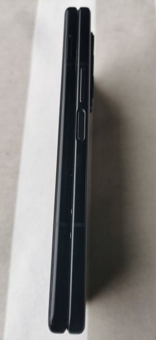 Продавам телефон  Samsung Z Flod  3