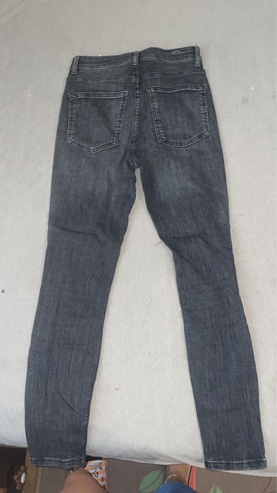 Тъмно сиви тесни дънки зара