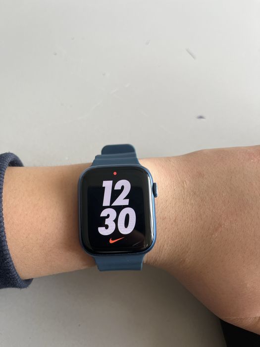 Apple Watch Series 7 (45 мм).