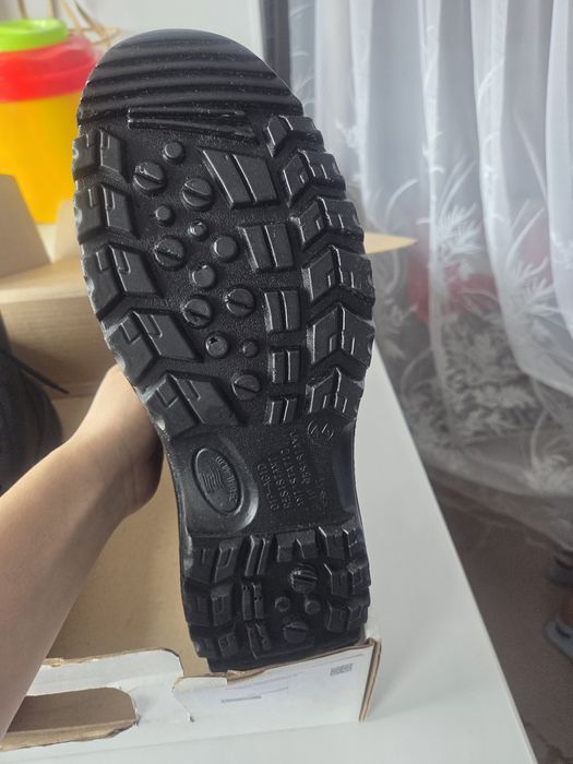 Продам мужские берцы новые