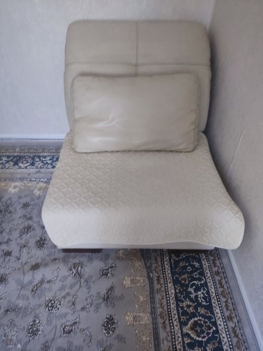 Продается диванПродается диван (200*100) и кресло (100*80)