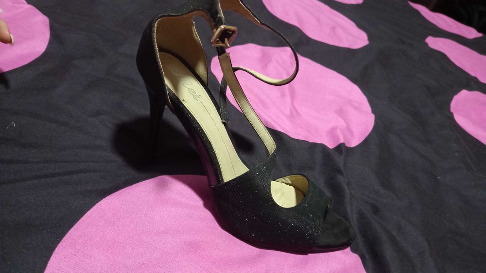 Vând sandale elegante