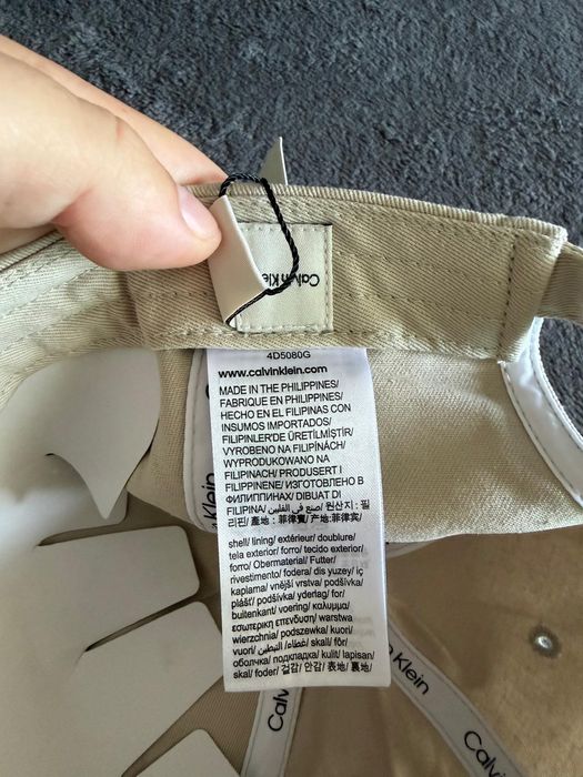 Calvin Klein șapcă unisex bej cu logo mic metalic mărime OS noua originala
