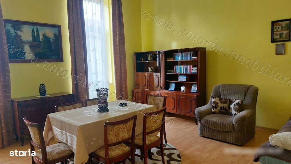 Casă în Hațeg, zonă centrală, teren generos, stare foarte bună.