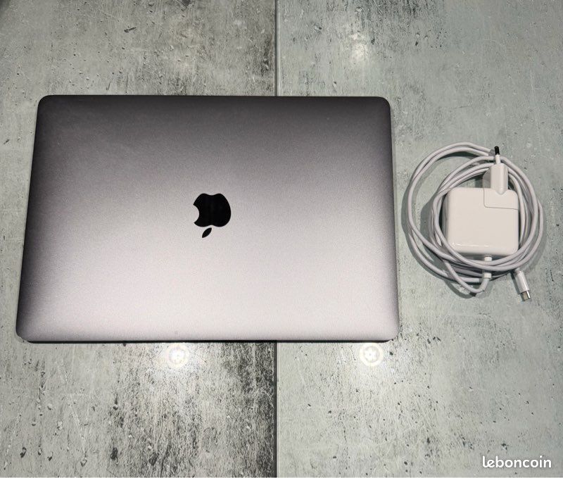 Apple MacBook Air 13 в хорошем состояние