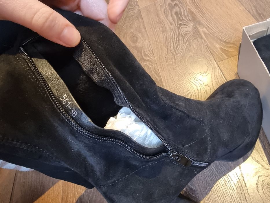 Дамски черни ботуши от велур на платформа