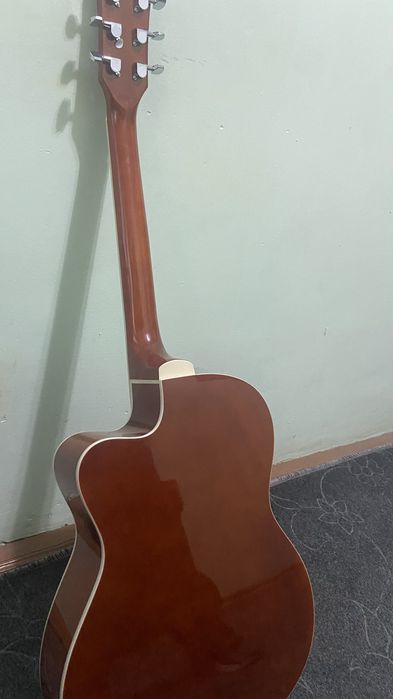 Akostika gitara sotiladi