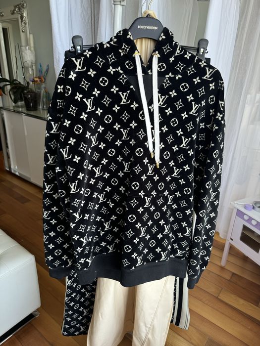 Louis Vuitton спортен костюм