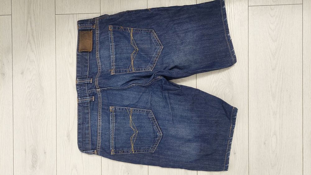 Blugi guess mărimea 32