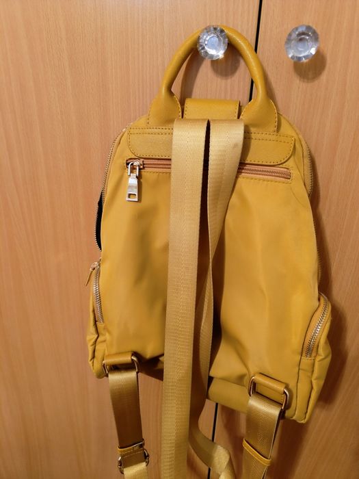 Дамска чанта – раница, цвят горчица