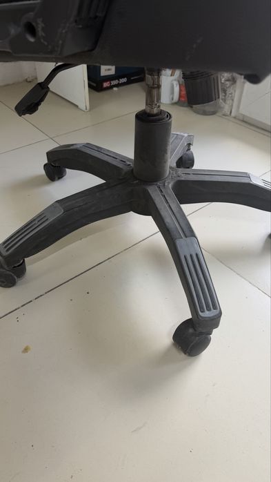 Кресло кожаное черное