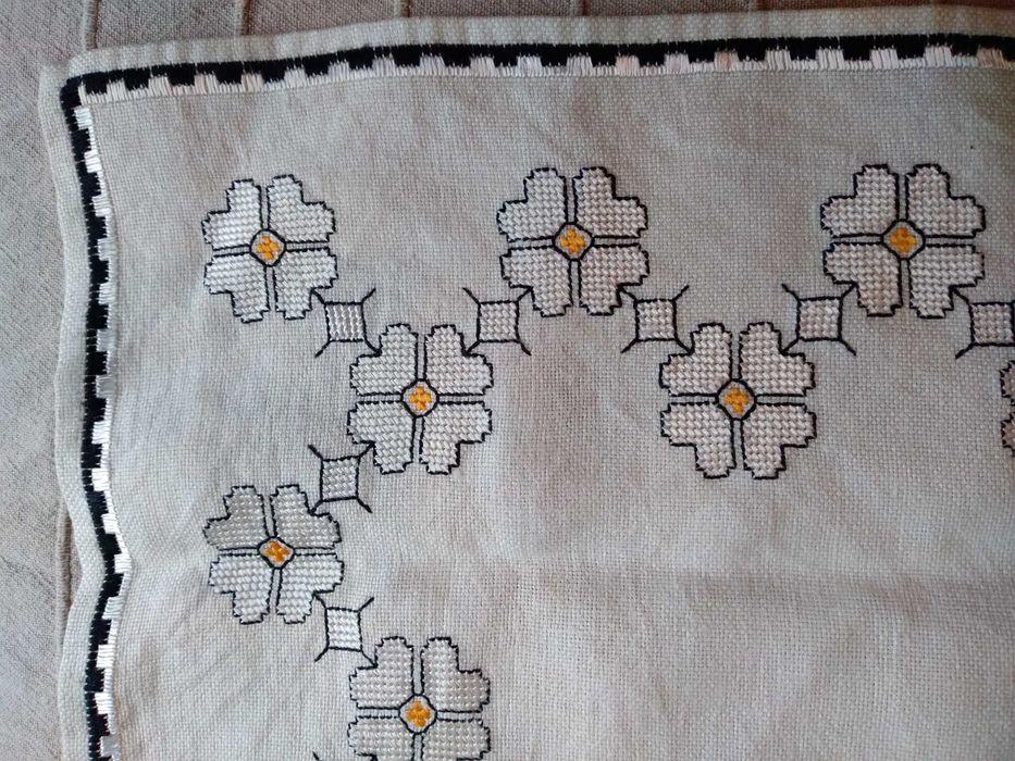 Покривки плетени на една кука и ленени с бродерия