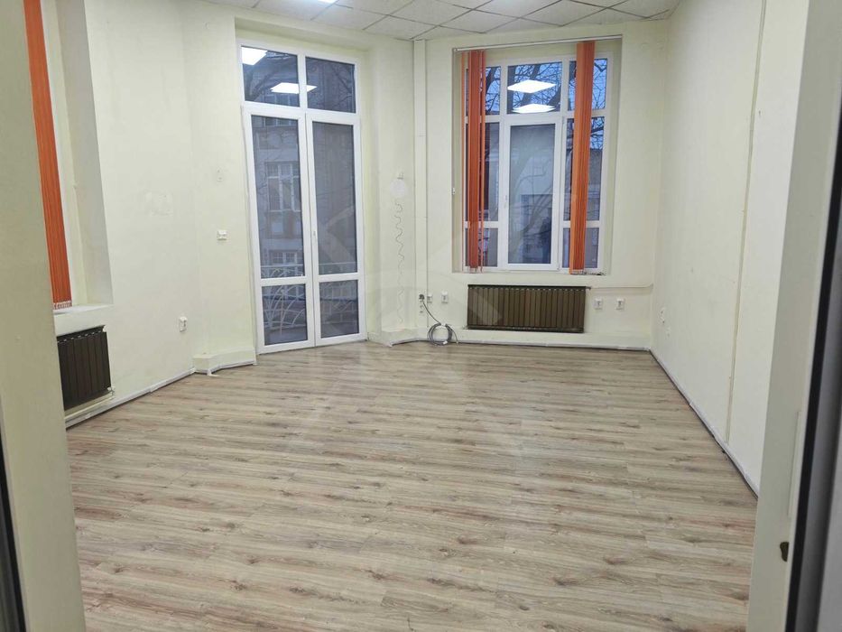 Дава се под наем офис в Център! 1186341