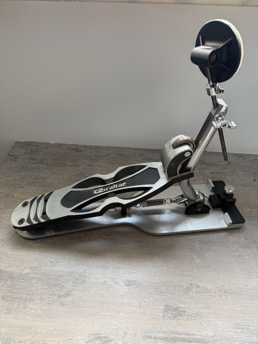 Pedală pentru tobe bass