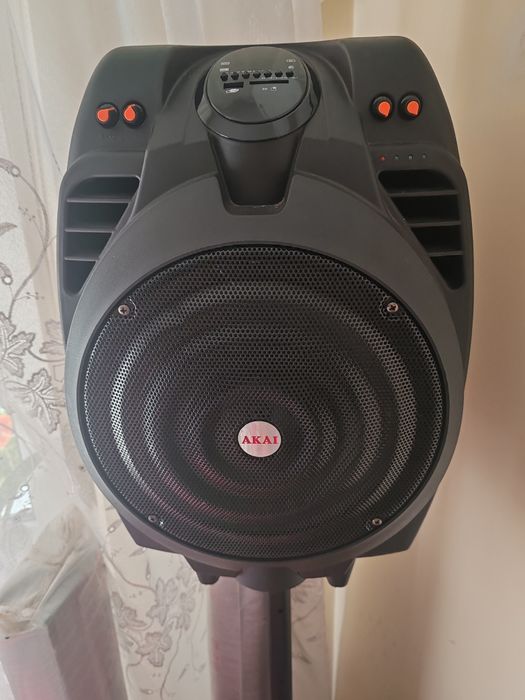 Boxa AKAI x10 cu telecomanda și microfon  fuctionale .Bateria a fost schimbată cu una mai mare .