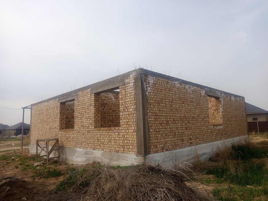 Продается кирпичный дом без крыши!
