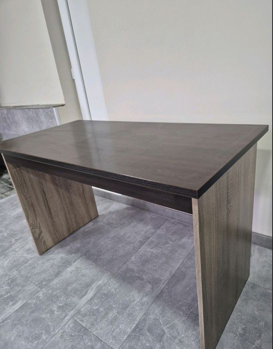 Кафяво бюро в много добро състояние