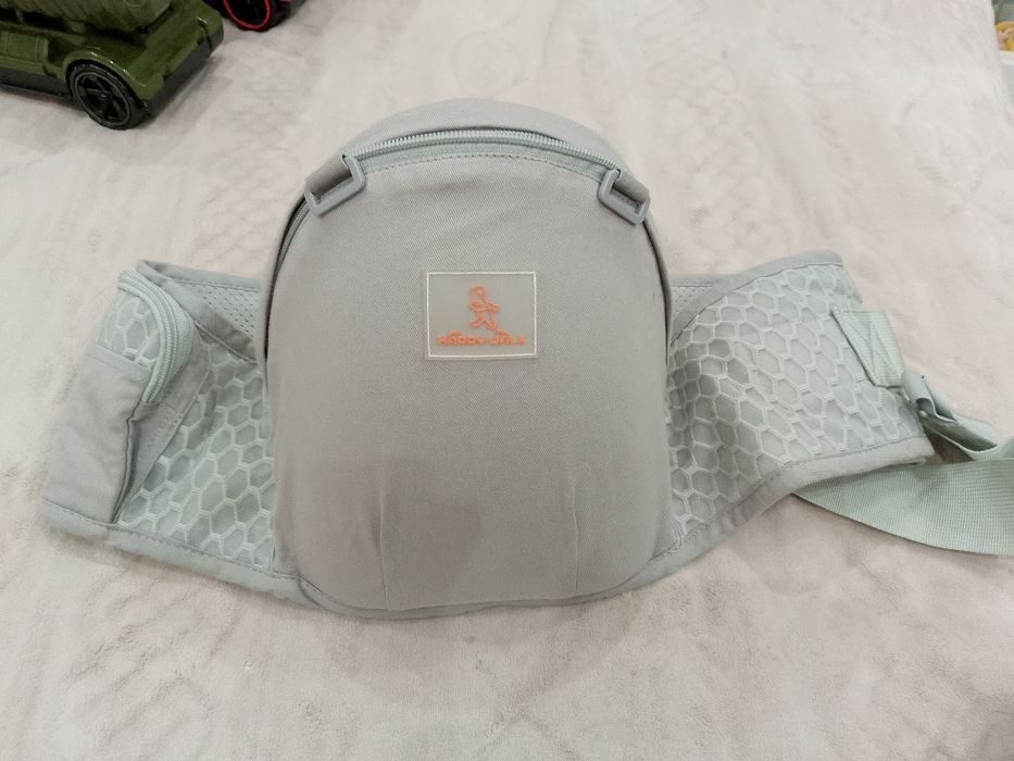 Kenguru bola bilan sayirga chiqqanda