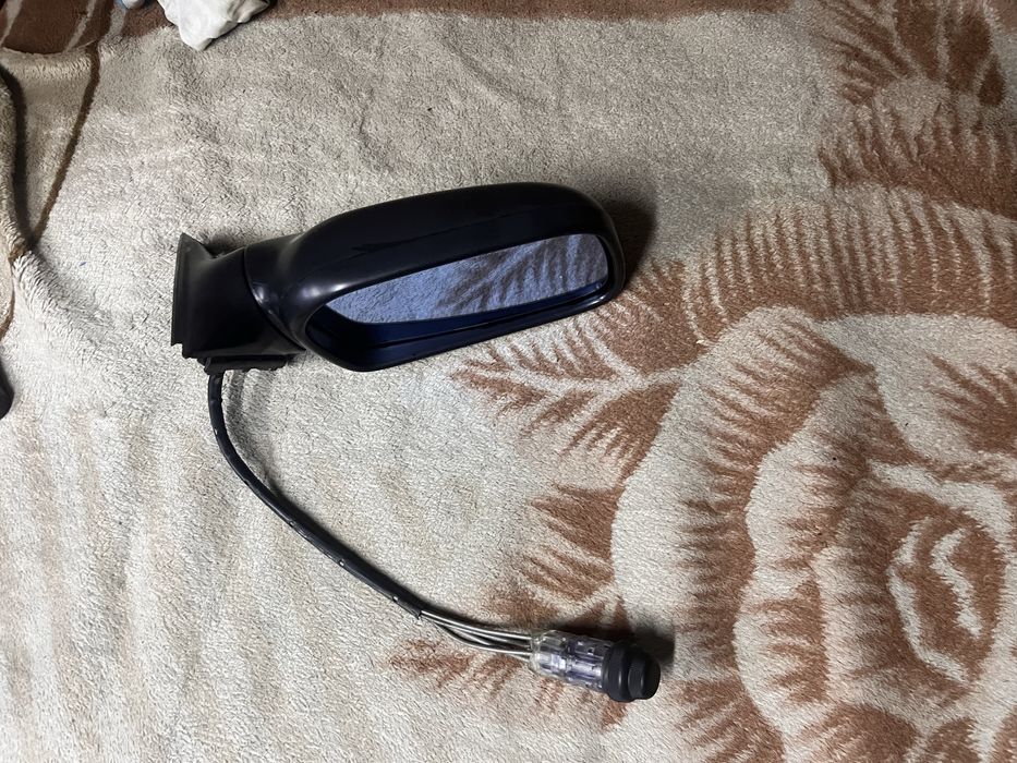 Продам правое зерколо AUDI 100. С4 механика