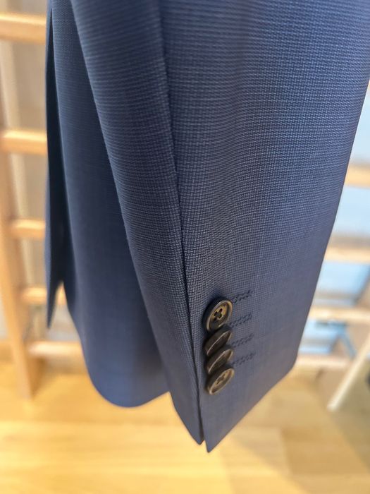 Индигово син класически структурен мъжки костюм от студена вълна