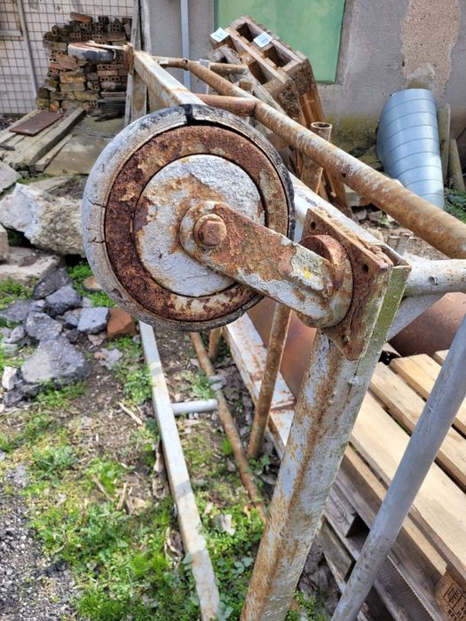 Продавам 4 основи на метално скеле Количка