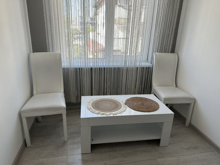 Бели трапезни столове