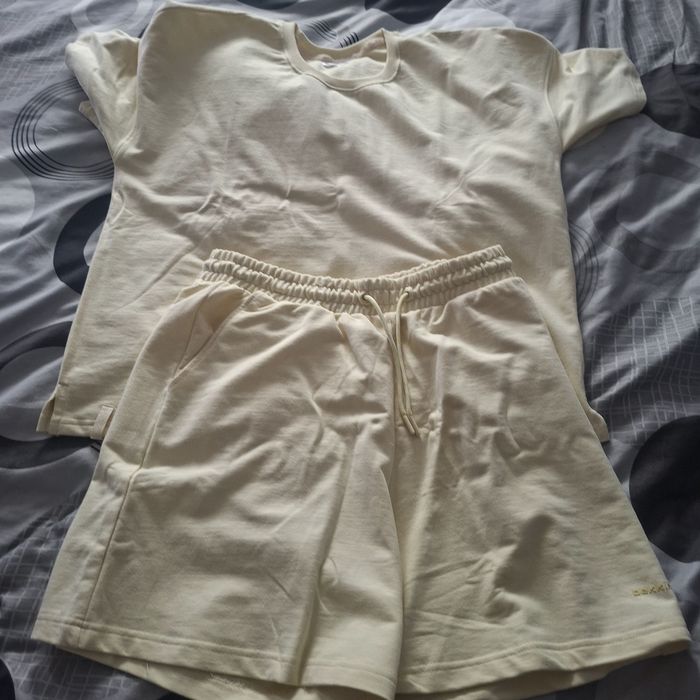Tricou plus pantaloni scurți noi predare doar în târgu Neamț