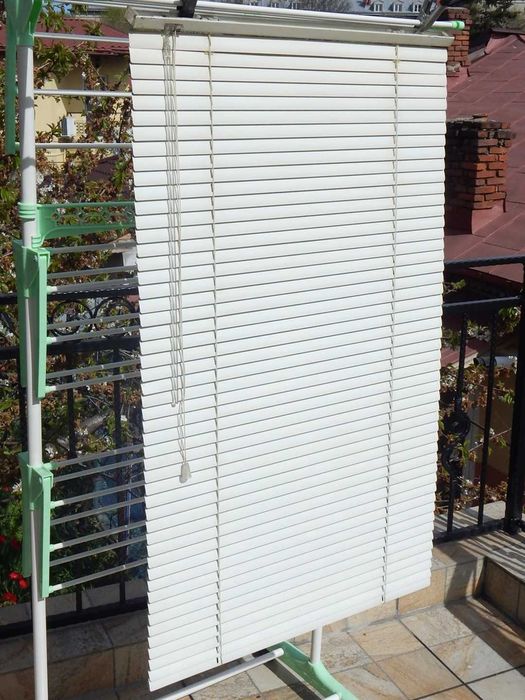 Jaluzea metalica alba dimensiuni 118 x 65 cm anii 1990 utilizata