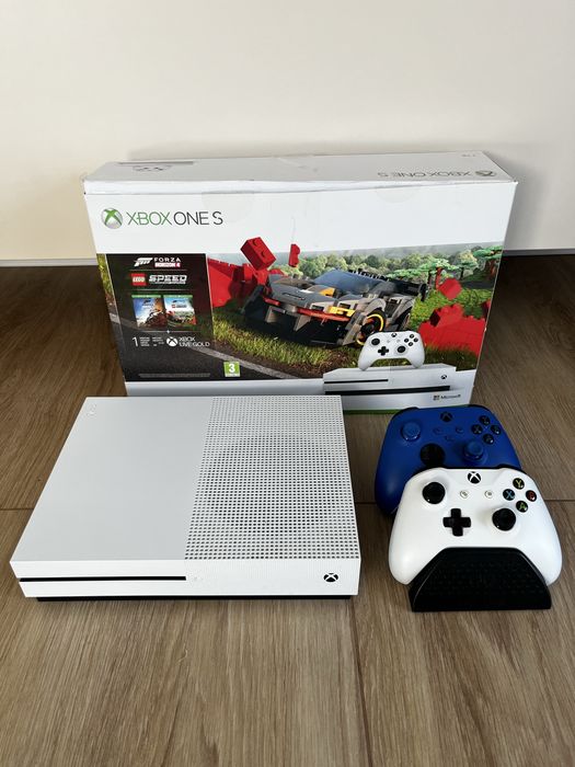 Xbox One S 1TB + 2 контролера + 5 игри + зарядна станция + кутия