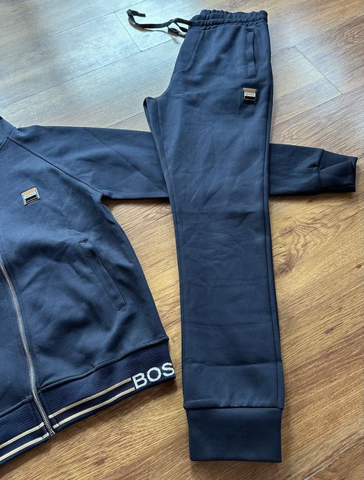 Мъжки,памучен,тъмно син екип Hugo BOSS с метално лого,без качулка