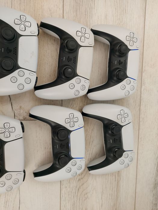 Se vând 6 Manete PS5