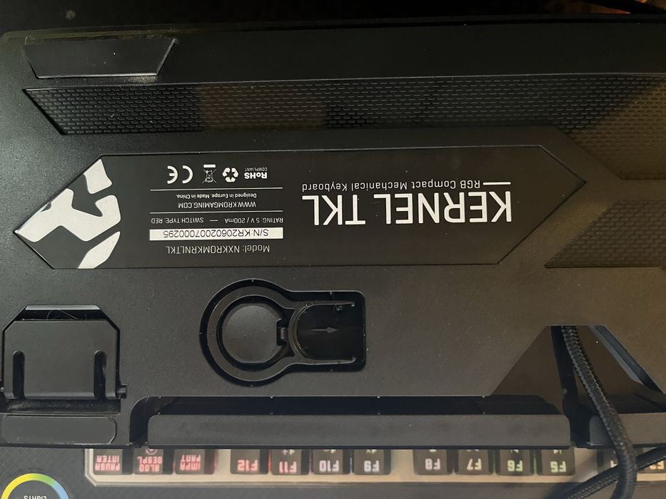 Krom Kernel TKL RGB – механична клавиатура