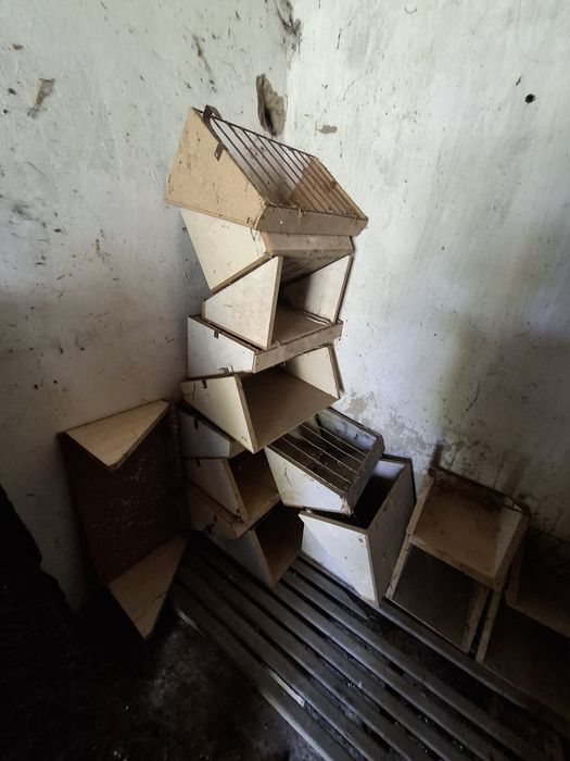 Кормушка и домики для кроликов