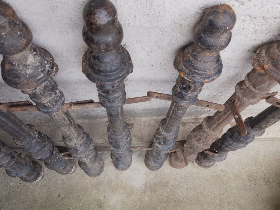 Stâlpi vechi din fonta masiva, pt  gardut