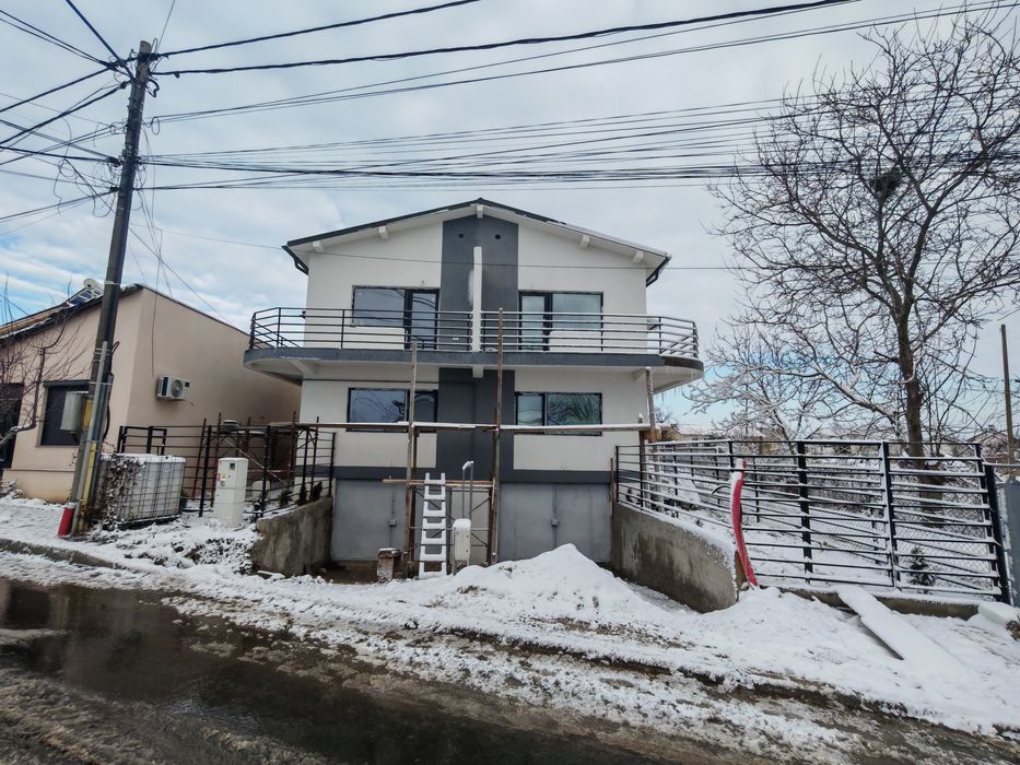 Preț cu TVA inclus Vila  garaj + beci+magazie),parter + etaj zona cent