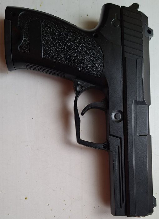 Игрушечный пистолет пневмптический