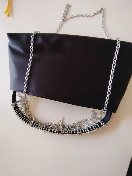 малка черна луксозна чанта