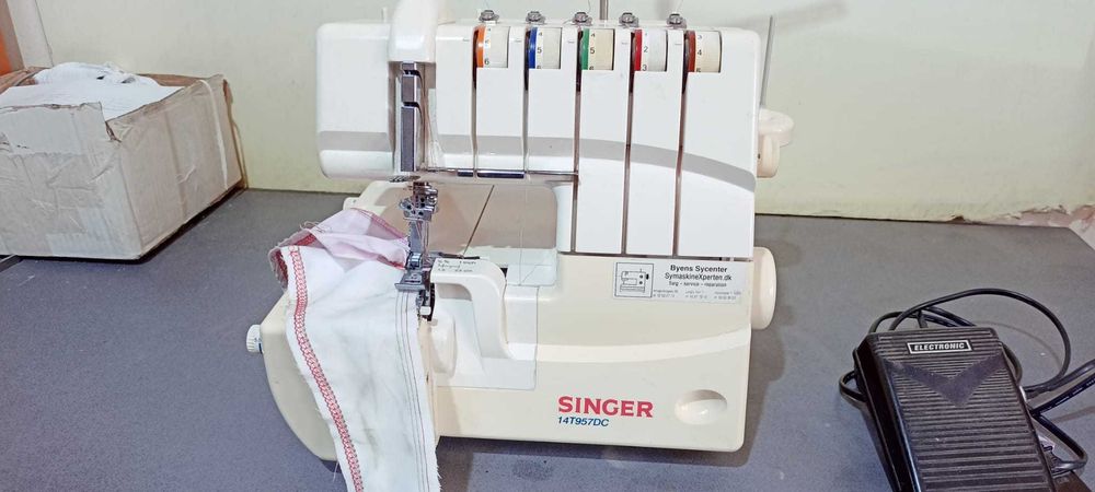 Masina de surfilat/Uberdeck Singer 14T957DC