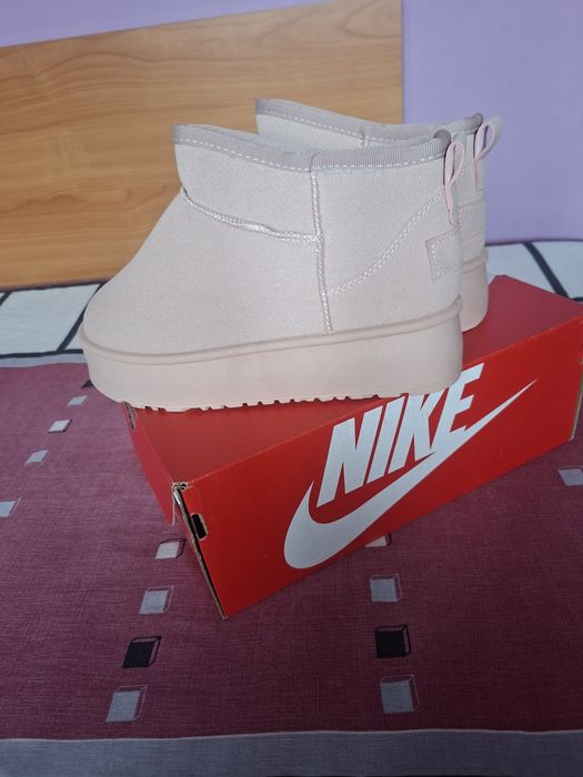 Vând Ghete Damă UGG  Italia Mărimea 37 Noi
